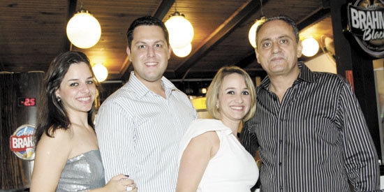Vanessa Maia, Lauro Henrique e Neide Carrijo, com o empresário Júnior Mattar, também estiveram na festa do Instituto de Arquitetos do Brasil - Núcleo Franca na semana passada